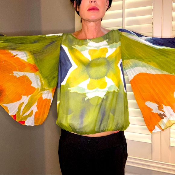 Alice + Olivia Tops - Alice+ Olivia Wide Arm Crop Blouse